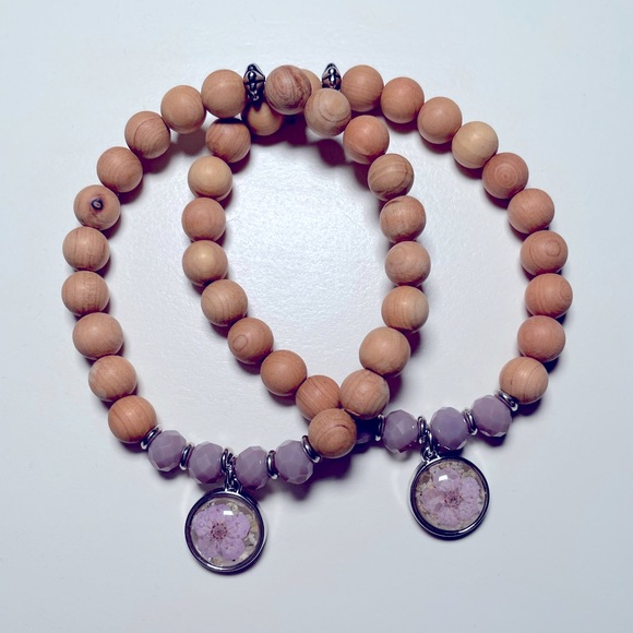 NWT Barbara King Set of 2 Sandalwood Bracelets with Flower Charm Purple - Picture 4 of 4